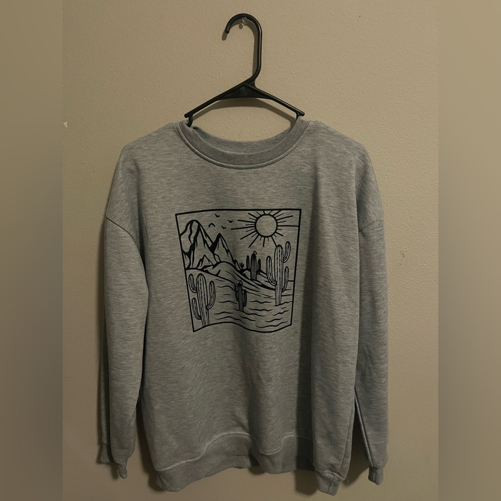 Gray long-sleeve shirt with a desert scene